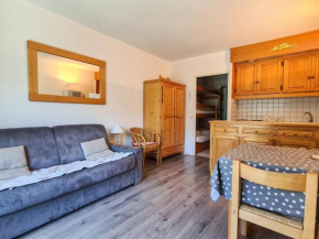 Studio rénové avec balcon, à 150m des pistes et commerces, casier à ski inclus - FR-1-425-172